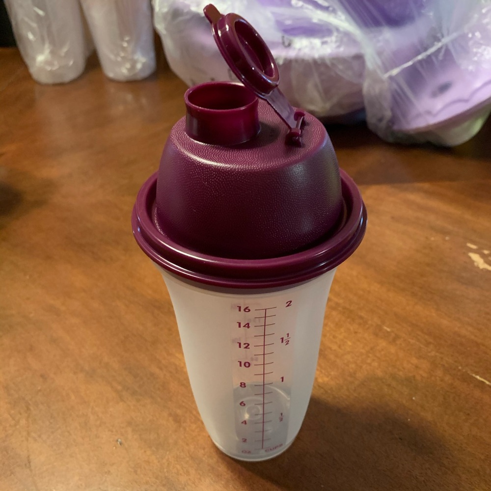 Tupperware Quick Shake Measuring Cup